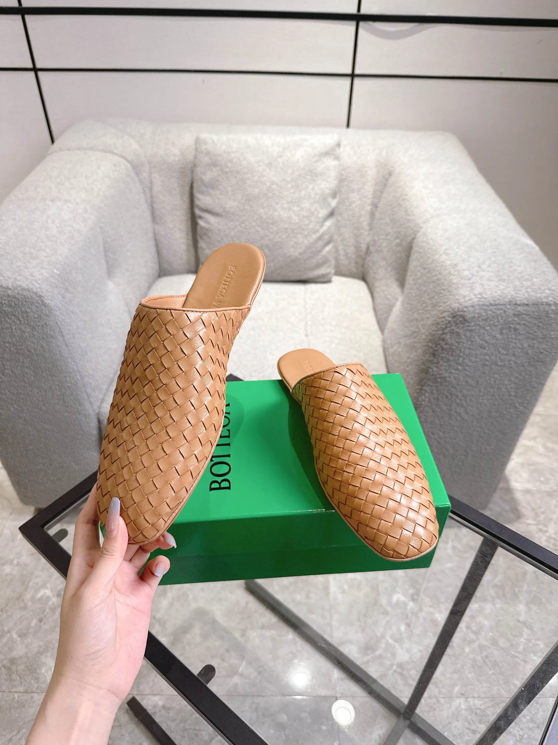 [BV] Top P: 720💰Size for couples: 35-44 (40.41 for women, 38 for men, 45.46.47, custom-made and non-returnable) Bottega Veneta 2025 Autumn counter synchronized genuine leather outsole classic woven half-drag couple model Bottega Veneta square-toe flat shoes, imported mixed sheepskin, imported sheep! Leather outsole! [Rose][Rose]! Purely hand-woven and operated, the original board is reproduced one-to-one! quality assurance!